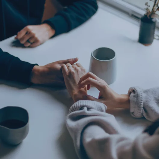 Et par der holder i hånd